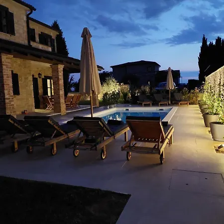 Villa Luxus-steinvilla Maestro Mit Eigenem Pool