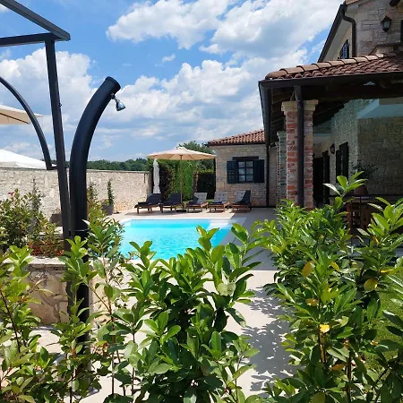 Luxus-steinvilla Maestro Mit Eigenem Pool Villa